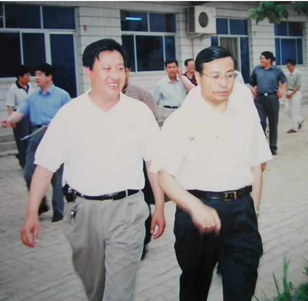 2002年河北省副省長才利民同志（右一）來我公司考察并對(duì)