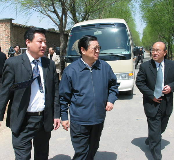 2005年，時(shí)任河北省省委書記白克明同志（中）來我公司視察